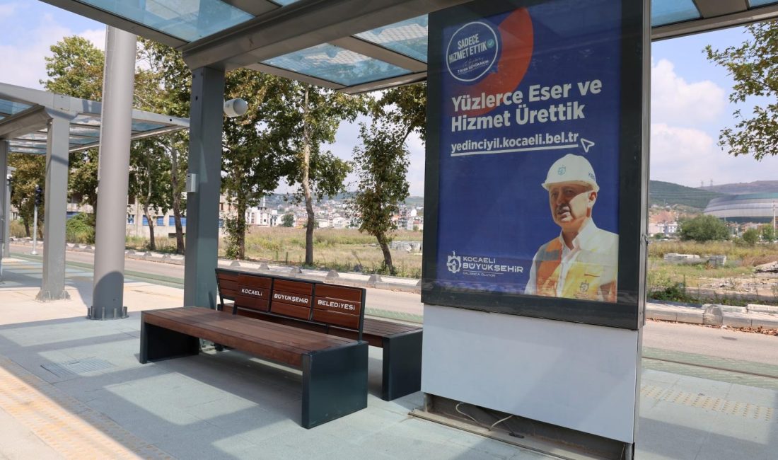 Kocaeli Büyükşehir Belediyesi, tramvay duraklarında vatandaşların daha konforlu bekleyebilmesi için