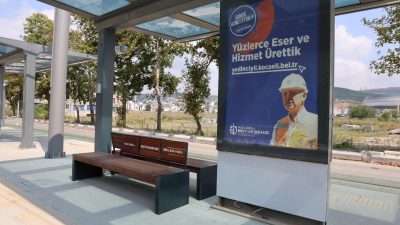 Kocaeli Büyükşehir Belediyesi, tramvay duraklarında vatandaşların daha konforlu bekleyebilmesi için