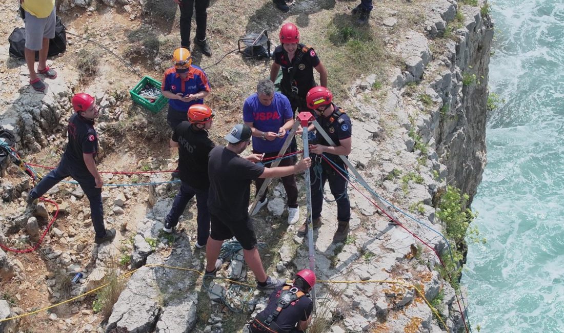 Kandıra Bağırganlı Kayalıklar mevkiinde yasağa rağmen denize giren bir vatandaş,