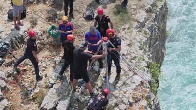 Kandıra Bağırganlı Kayalıklar mevkiinde yasağa rağmen denize giren bir vatandaş,