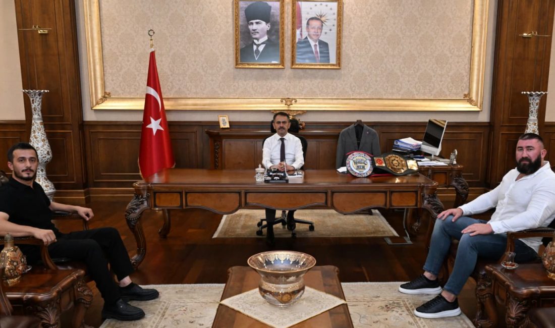 Milli Kick Boks Sporcusu Muhammed Dursun, beraberindeki Yılmaz Memişoğlu ile