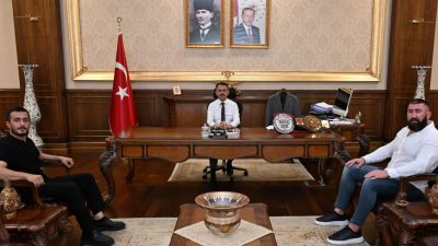 Milli Kick Boks Sporcusu Muhammed Dursun, beraberindeki Yılmaz Memişoğlu ile