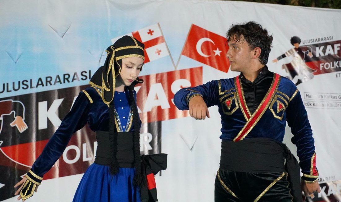 Gölcük Anıtpark’ta düzenlenen “Uluslararası Kafkas Folklor” etkinliğinde sahnelenen birbirinden renkli