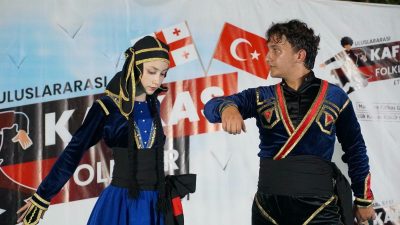Gölcük Anıtpark’ta düzenlenen “Uluslararası Kafkas Folklor” etkinliğinde sahnelenen birbirinden renkli