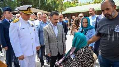Kocaeli Valisi İlhami Aktaş, hayatını kaybeden Kıbrıs Gazisi Hasan Ahtan