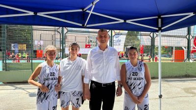 Gölcük Belediyesi tarafından Değirmendere sahilinde geleneksel olarak düzenlenen Sokak Basketbolu