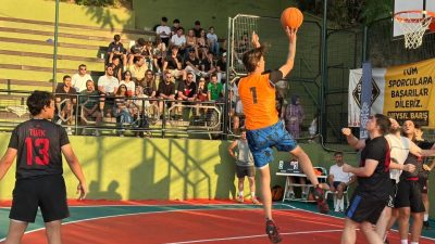Gölcük Belediyesi tarafından Değirmendere Yüzbaşılar Sahili'nde düzenlenen Sokak Basketbolu Turnuvası,