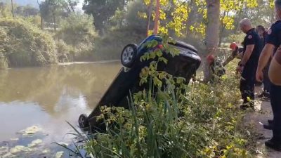 Kocaeli'de dereye uçan otomobili fark eden vatandaşların ihbarı üzerine ekipler
