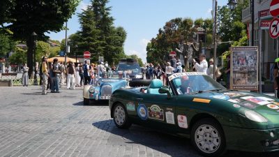 TÜVTÜRK'ün desteğiyle ilk kez düzenlenen Anadolu Dostluk Rallisi, İstanbul Sultanahmet'ten