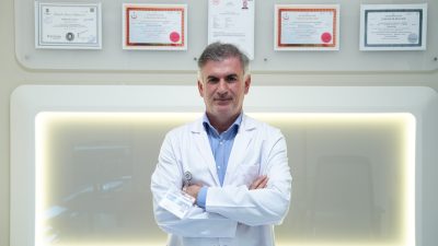 Çocuklarda sık görülen karın ağrısı, basit nedenlerden kaynaklanabileceği gibi acil