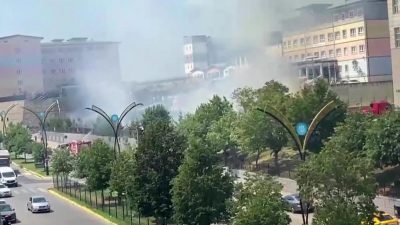 Gebze Adliyesi'nin bahçesinde bulunan güneş enerjisi panelinde çıkan yangın paniğe