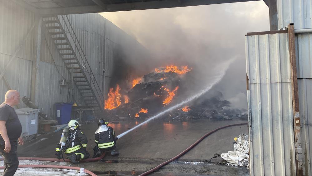 Kocaeli'nin Gebze ilçesinde bulunan geri dönüşüm deposunda çıkan yangına itfaiye