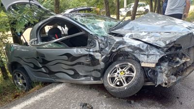 Kocaeli’nin İzmit ilçesinde iki otomobilin çarpışması sonucu meydana gelen kazada
