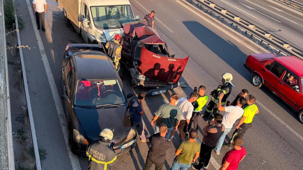Kocaeli'nin Körfez ilçesinde 3 aracın karıştığı zincirleme trafik kazasında şans