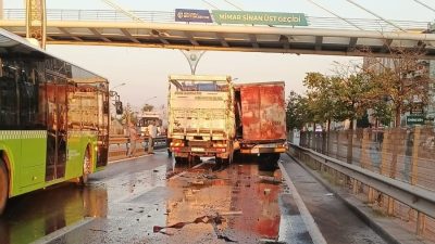 Kocaeli D100 Karayolu'nda tıra arkadan çarpan kamyonun kupası ezilirken, araçta