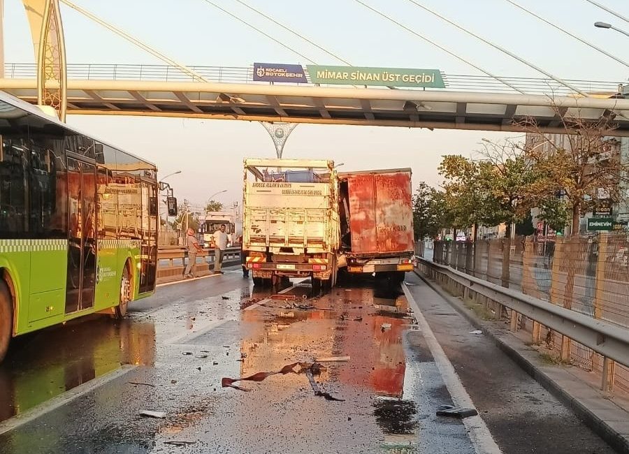 Kocaeli D100 Karayolu'nda tıra arkadan çarpan kamyonun kupası ezilirken, araçta