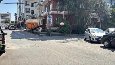 Kocaeli'nin İzmit ilçesinde kontrolden çıkan otomobilin kaldırıma çıkarak 2 yayaya