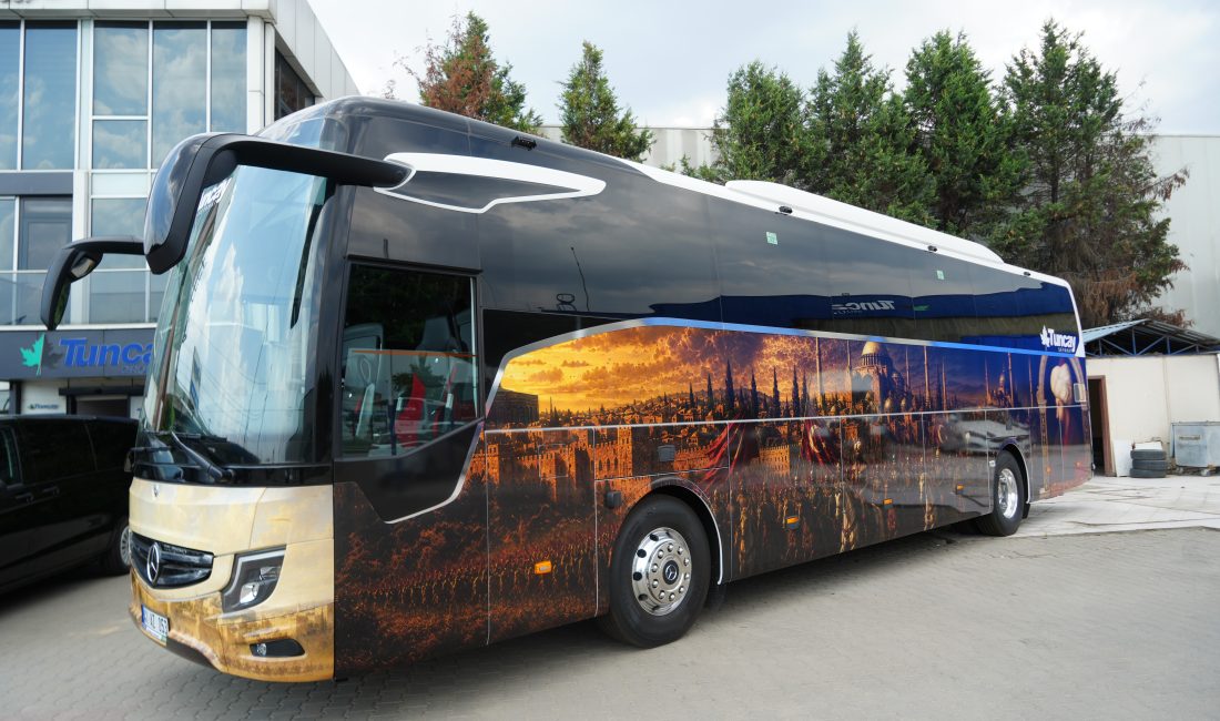 Kocaeli’de turizm firması sahibi Vedat Tuncay, tur otobüsünü Osmanlı tarihini