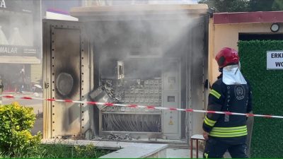 Kocaeli'nin İzmit ilçesinde kent merkezindeki elektrik panosunda çıkan yangın, itfaiye