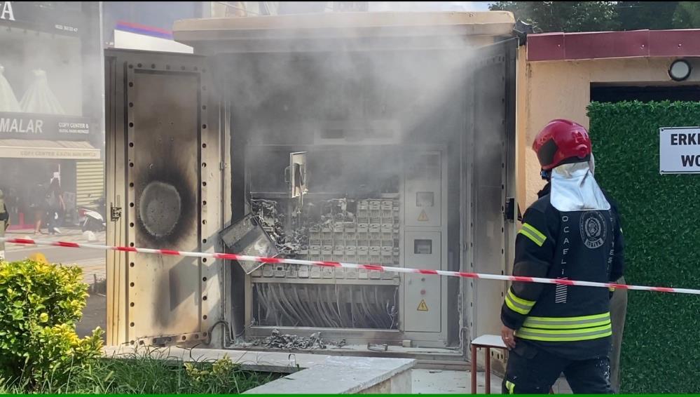 Kocaeli'nin İzmit ilçesinde kent merkezindeki elektrik panosunda çıkan yangın, itfaiye