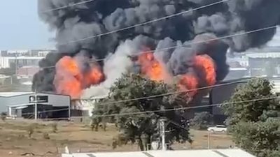 Kocaeli'nin Gebze ilçesinde çeşitli kimyevi ürünlerin üretildiği fabrikada çıkan yangında