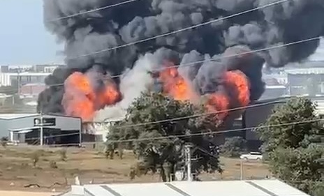 Kocaeli'nin Gebze ilçesinde çeşitli kimyevi ürünlerin üretildiği fabrikada çıkan yangında