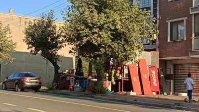 Kocaeli'de otomobilin çarptıktan sonra üzerinden geçtiği genç kız ağır yaralandı.