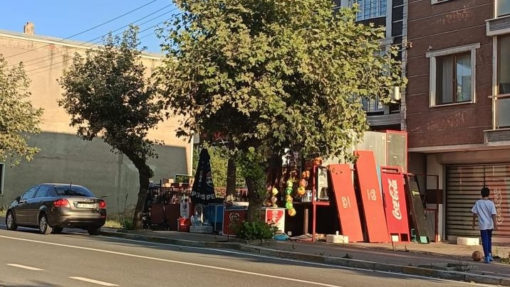 Kocaeli'de otomobilin çarptıktan sonra üzerinden geçtiği genç kız ağır yaralandı.