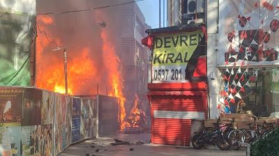 Kocaeli'de konteynerde çıkan yangın, rüzgarın etkisiyle çevredeki iki işletmeye sıçradı.
