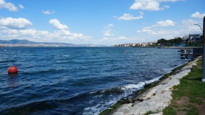 Kocaeli'nin Gölcük ilçesinde 17 Ağustos 1999 Marmara Depremi sırasında sular