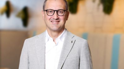 Türkiye İş Bankası, kredi kartı özelliklerini küçük bir etikete taşıyan