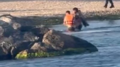 Kocaeli'nin Darıca ilçesinde girdiği denizde boğulma tehlikesi geçiren 28 yaşındaki