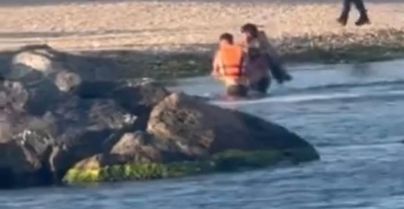 Kocaeli'nin Darıca ilçesinde girdiği denizde boğulma tehlikesi geçiren 28 yaşındaki