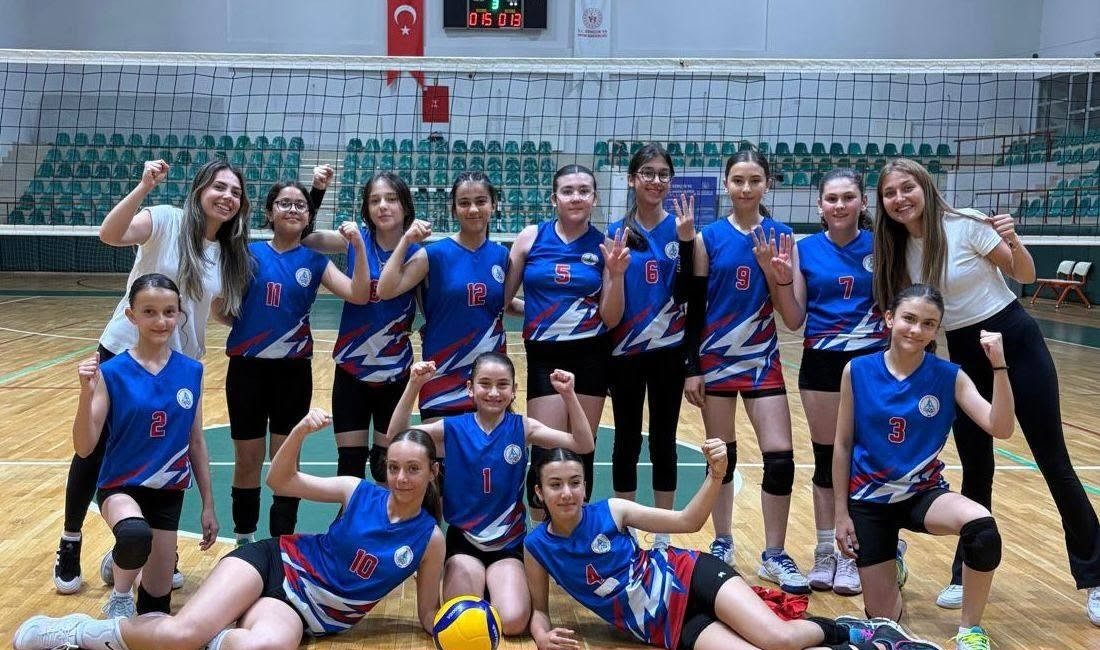 Körfez Belediyesi bünyesinde düzenlenen yaz spor okullarında çocuklar ve gençler,