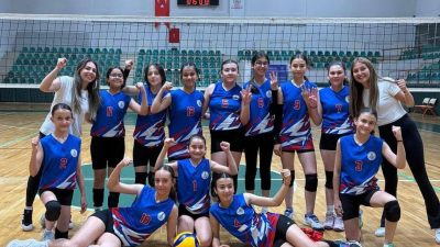 Körfez Belediyesi bünyesinde düzenlenen yaz spor okullarında çocuklar ve gençler,