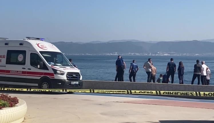 Kocaeli'nin Darıca ilçesinde sahilde cansız bedenleri bulunan 3 kardeşin cenazeleri,