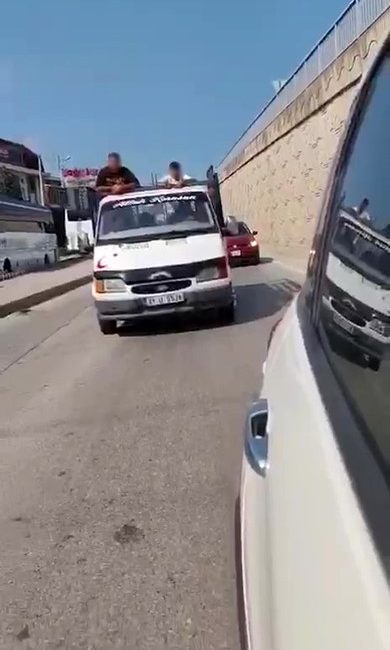 Kocaeli'nin İzmit ilçesinde seyir halindeki iki araç sürücüsü arasında sıkıştırma