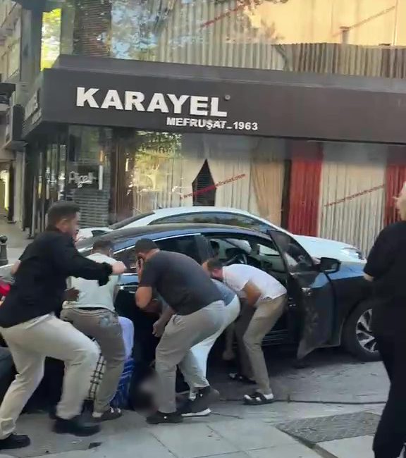 Kocaeli’nin İzmit ilçesinde dönüş yapan otomobil, annesiyle birlikte yolun karşısına