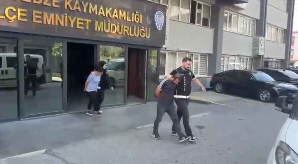 Kocaeli’nin Gebze ilçesinde polis ekiplerinin düzenlediği uyuşturucu operasyonunda, narkotik köpeğiyle