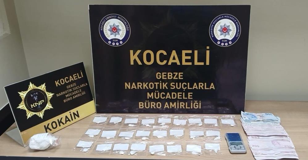 Kocaeli'de düzenlenen uyuşturucu operasyonlarında yakalanan 5 şüpheliden 3'ü tutuklandı. Aramalarda