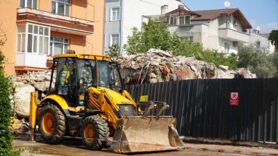 Kocaeli’nin İzmit ilçesinde gece saatlerinde binalarından gelen çatırdama sesleriyle uyanan