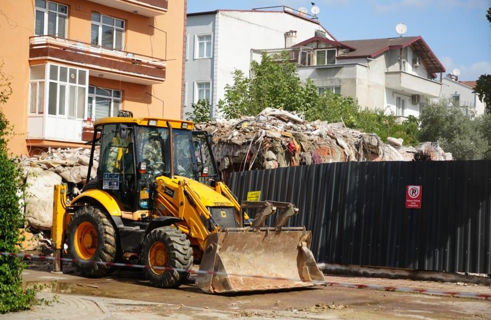 Kocaeli’nin İzmit ilçesinde gece saatlerinde binalarından gelen çatırdama sesleriyle uyanan