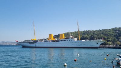 Gazi Mustafa Kemal Atatürk’ün mirası TCG Savarona, İstanbul Boğazı’ndan geçerek
