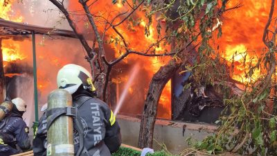 Kocaeli’nin Karamürsel ilçesinde tek katlı müstakil evde çıkan yangında içeride