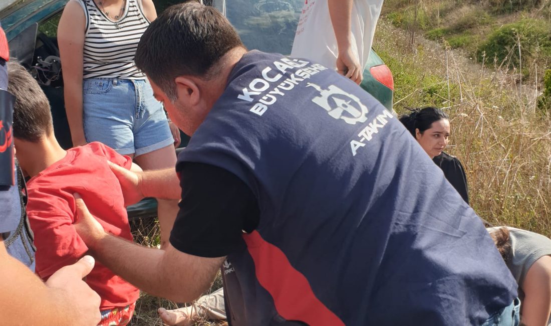 Kandıra yolunda bariyerlere çarparak takla atan otomobilde bulunan anne ve