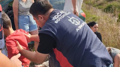 Kandıra yolunda bariyerlere çarparak takla atan otomobilde bulunan anne ve