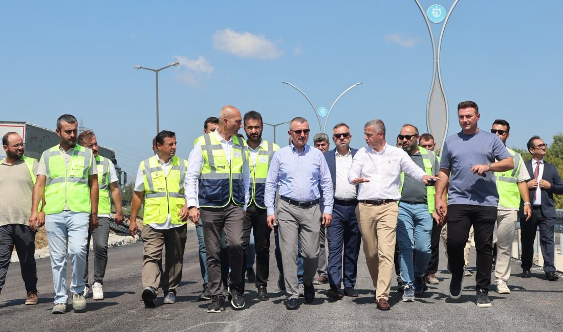 Kocaeli Büyükşehir Belediye Başkanı Tahir Büyükakın, kent genelinde yapımı devam
