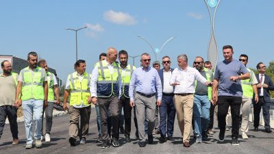 Kocaeli Büyükşehir Belediye Başkanı Tahir Büyükakın, kent genelinde yapımı devam