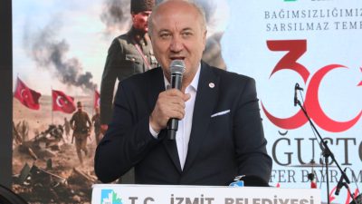 İzmit Belediyesi, 30 Ağustos Zafer Bayramı’nı belediye meydanında düzenlediği etkinlikle