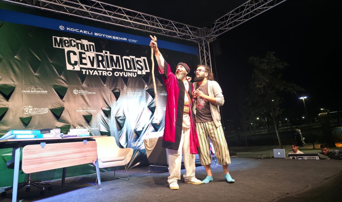Kocaeli Büyükşehir Belediyesi’nin “Kütüphanemde Tiyatro Arası” etkinlikleri kapsamında sahnelenen “Mecnun